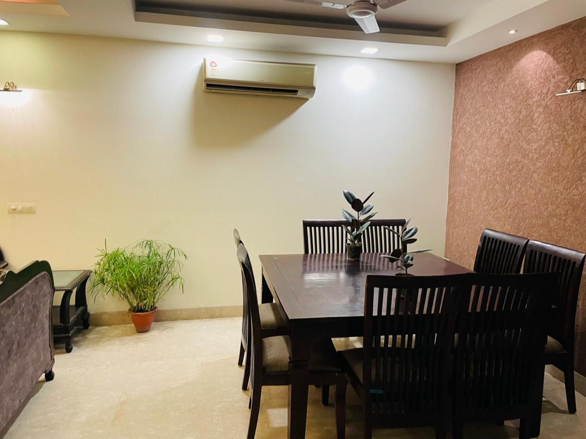 Apartment Divine India Service 4bhk , J-191 , Saket *
