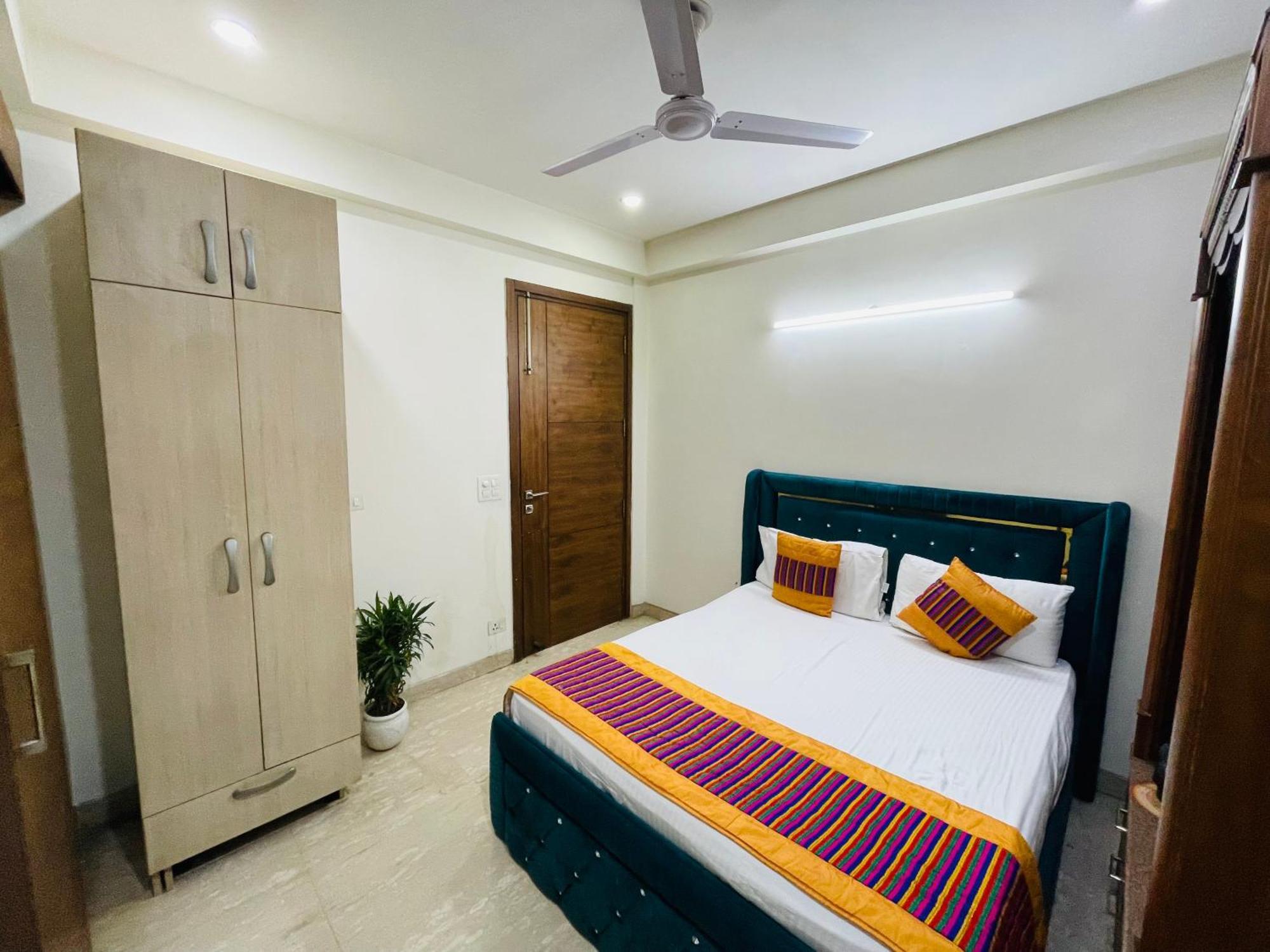 Apartment Divine India Service 4bhk , J-191 , Saket *